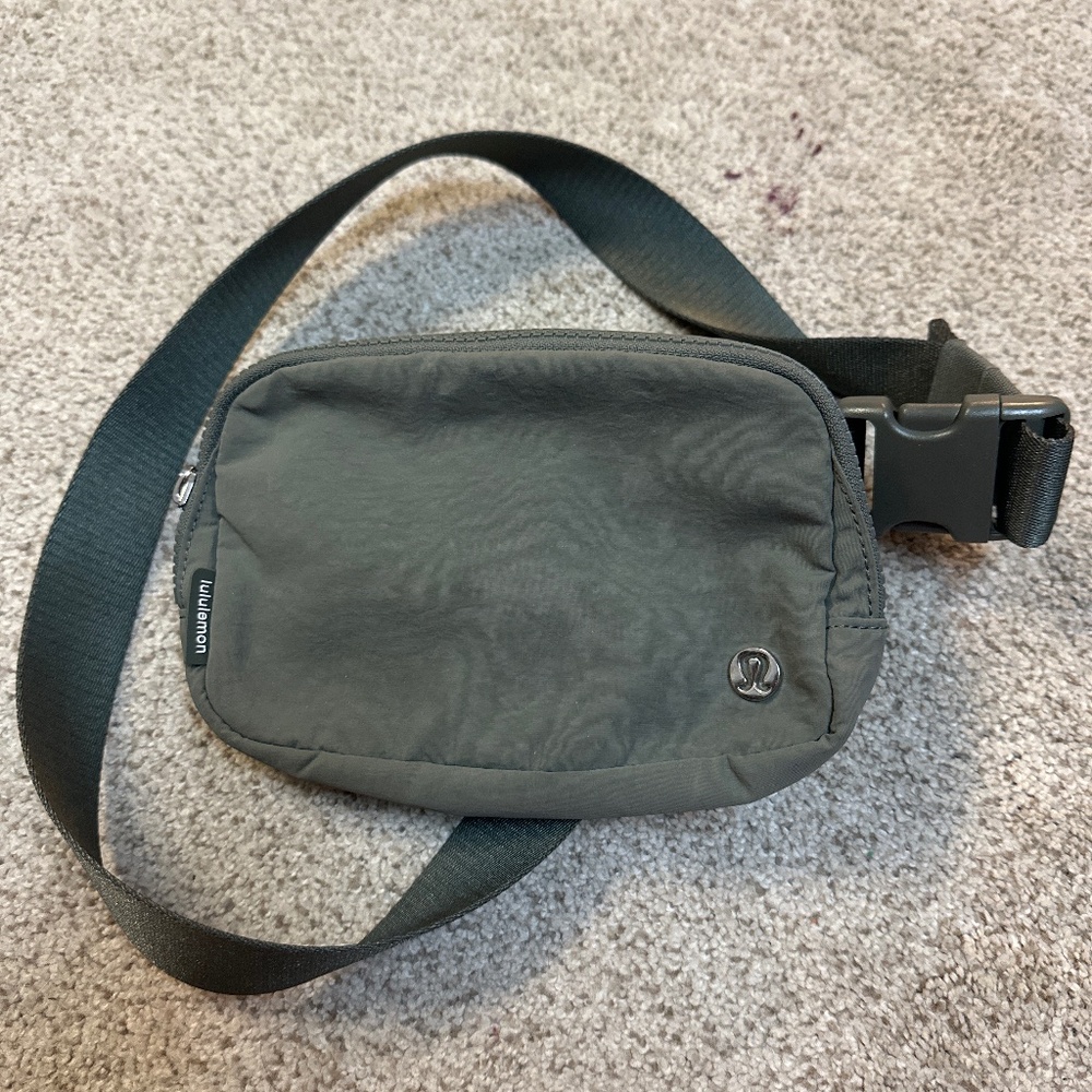 Lululemon Everywhere Crossbody Bag